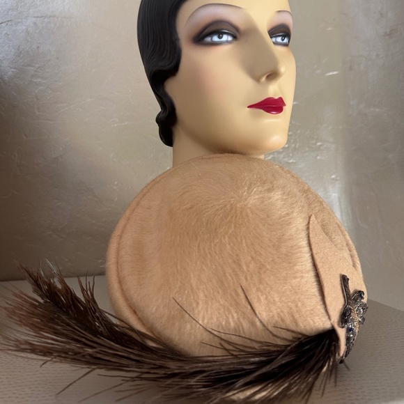 STYLISH 1950s\' MUSTARD FURRY FELT TOQUE WITH BEADED TRIM & BROWN OSTRICH FEATHER main image 9